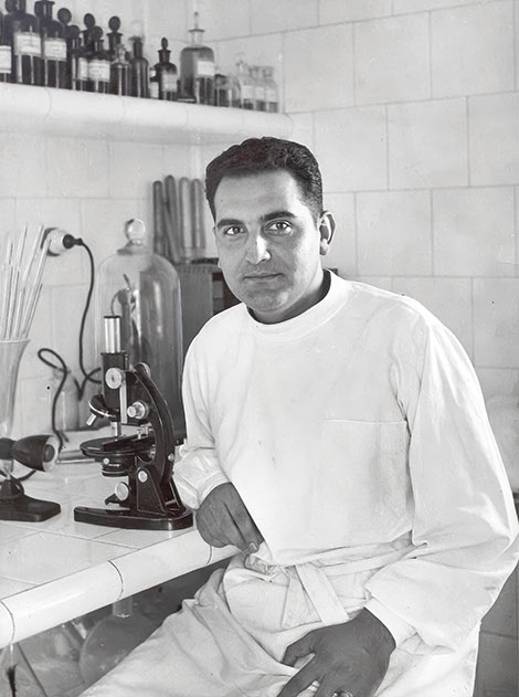 El Dr. Duran i Jordà assegut davant d’instruments i flascons de laboratori. El Dr. Duran i Jordà assegut davant d’instruments i flascons de laboratori.