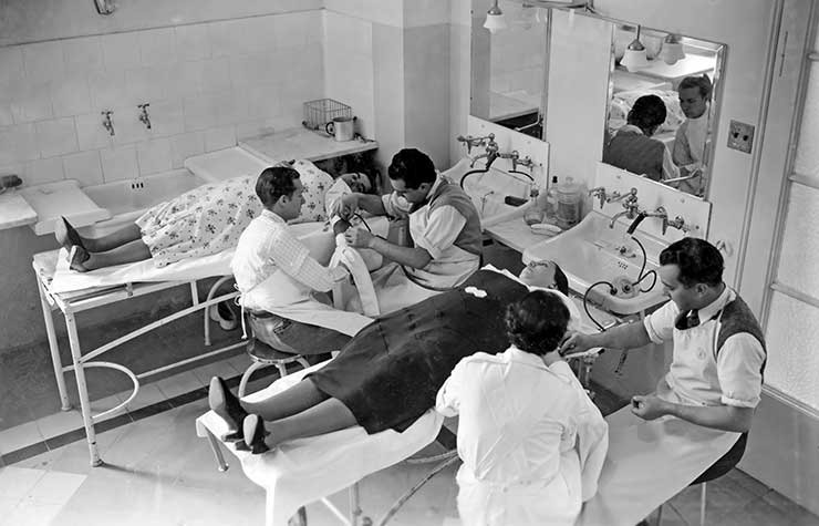 Dues lliteres amb dues dones donant sang, ateses cadascuna per dos sanitaris. Dues lliteres amb dues dones donant sang, ateses cadascuna per dos sanitaris.