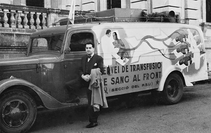 El Dr. Duran i Jordà al costat d’una camioneta del Servei de Transfusió de Sang al Front, davant de l’Hospital de Sang núm. 18 (Arxiu Nacional de Catalunya). El Dr. Duran i Jordà al costat d’una camioneta del Servei de Transfusió de Sang al Front, davant de l’Hospital de Sang núm. 18 (Arxiu Nacional de Catalunya).