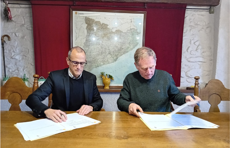 El director de l'ICGC signant un conveni amb l'alcalde de Cànoves i Samalús