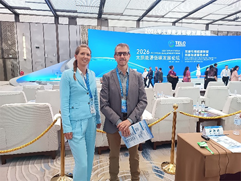 Ignasi Herms, cap de l'Àrea de Recursos Geològics de l'ICGC, i Cornelia Steiner del Servei Geològic Austriac (GeoSphere Austria) a l’esdeveniment davant el rètol del fòrum TELC 2026.