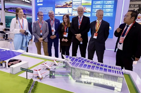 Grup de participants observant una maqueta del projecte de descarbonització de l’Aeroport Internacional de Taiyuan Wusu.