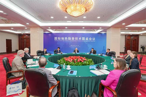 Taula rodona de la delegació internacional amb autoritats de la província de Shanxi.