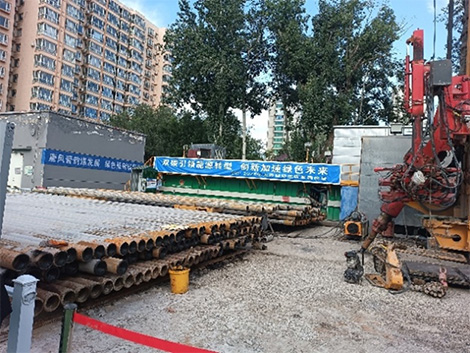 Obres de perforació dels pous de geotèrmia profunda en un dels emplaçaments al voltant de l'Aeroport de Taiyuan Wusu.