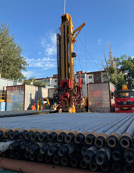Tubs i maquinària de perforació en un dels emplaçaments de construcció dels pous de geotèrmia profunda de l'Aeroport de Taiyuan Wusu.