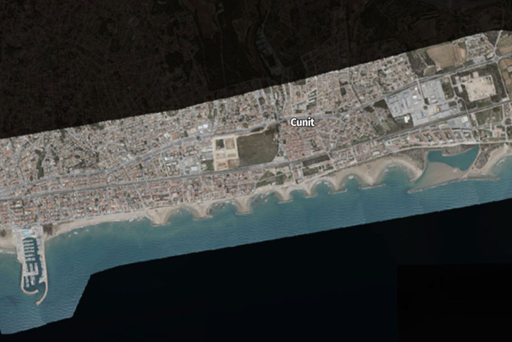 Vista del nucli urbà i la platja de Cunit amb una sèrie d'espigons perpendiculars a la costa, després del temporal Nelson, mitjançant el Visor Comparador de la Costa.