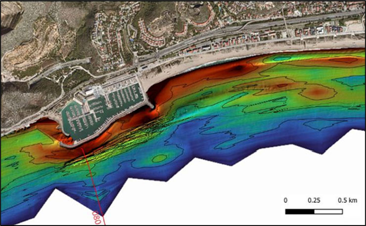 Mapa de colors del fons marí al voltant del Port Ginesta que mostra, en tons vermells i taronges, una major acumulació de sediments a l'est del port a causa del seu efecte de barrera.