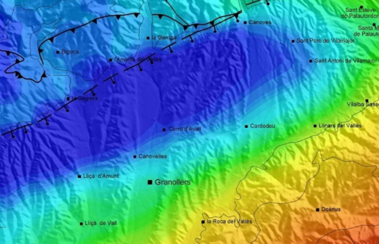 Mapa d’anomalia gravimètrica de Bouguer (de −26 a +6 mGal) de la zona de la falla del Vallès, sobre un fons topogràfic d’ombrejat del relleu.