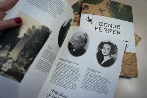 Detall de dues pàgines interiors del catàleg de l'exposició "Leonor Ferrer: una vida entre línies"