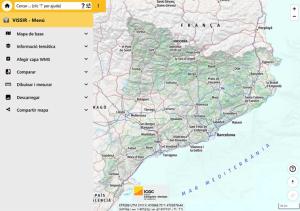 Screenshot of VISSIR 4 of the Cartographic and Geological Institute of Catalonia (ICGC). On the left is a side menu with the options "Base map", "Thematic information", "Add WMS layer", "Compare", "Draw and measure", "Download" and "Share map". On the right is the map of Catalonia with relief, roads and main towns, as well as the zoom and navigation controls of the viewer.