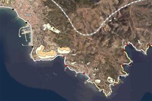Screenshot of the Coastal hazard viewer focused on the coast of Cap de Creus, between Roses and Cadaqués. Several thematic layers with polygons of different colors are shown on an orthophotograph representing coastal danger zones, as well as a prominent coastline and several control points distributed along the coast. The urban center of Roses and the road network in the area are also identified.