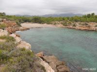 Cala Forn, delimitada per sortints rocosos (l’Ametlla de Mar, Baix Ebre)