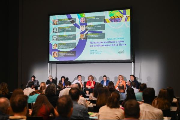 Grup dels ponents i moderadors de la taula rodona, asseguts davant d’un panell de la Conferència Esri España 2026.