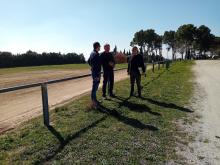 Tres persones en un espai exterior durant una visita tècnica relacionada amb una futura prospecció geotèrmica a Cànoves i Samalús