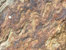 Plecs de mesoescala definits per estructures linears (eixos de plec)