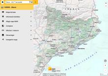 Screenshot of VISSIR 4 of the Cartographic and Geological Institute of Catalonia (ICGC). On the left is a side menu with the options "Base map", "Thematic information", "Add WMS layer", "Compare", "Draw and measure", "Download" and "Share map". On the right is the map of Catalonia with relief, roads and main towns, as well as the zoom and navigation controls of the viewer.