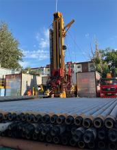 Tubs i maquinària de perforació en un dels emplaçaments de construcció dels pous de geotèrmia profunda de l'Aeroport de Taiyuan Wusu.