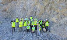 Grupo de participantes del proyecto europeo GO-Forward, con chalecos y cascos de seguridad, ante un afloramiento de roca granítica fracturada durante una jornada de trabajo de campo.