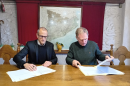 The director of the ICGC signing an agreement with the mayor of Cànoves i Samalús